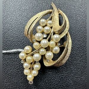 14- Crown Trifari vintage Textured Gold-Tone With Faux Pearls - Brooch